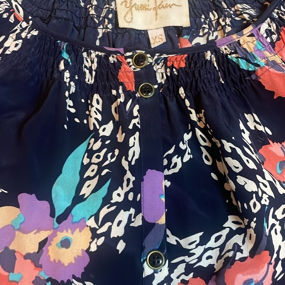 YUMI KIM 100% Silk Top Blouse Shirt Floral Navy Spring Work Casual Date Night XS - Picture 2 of 3